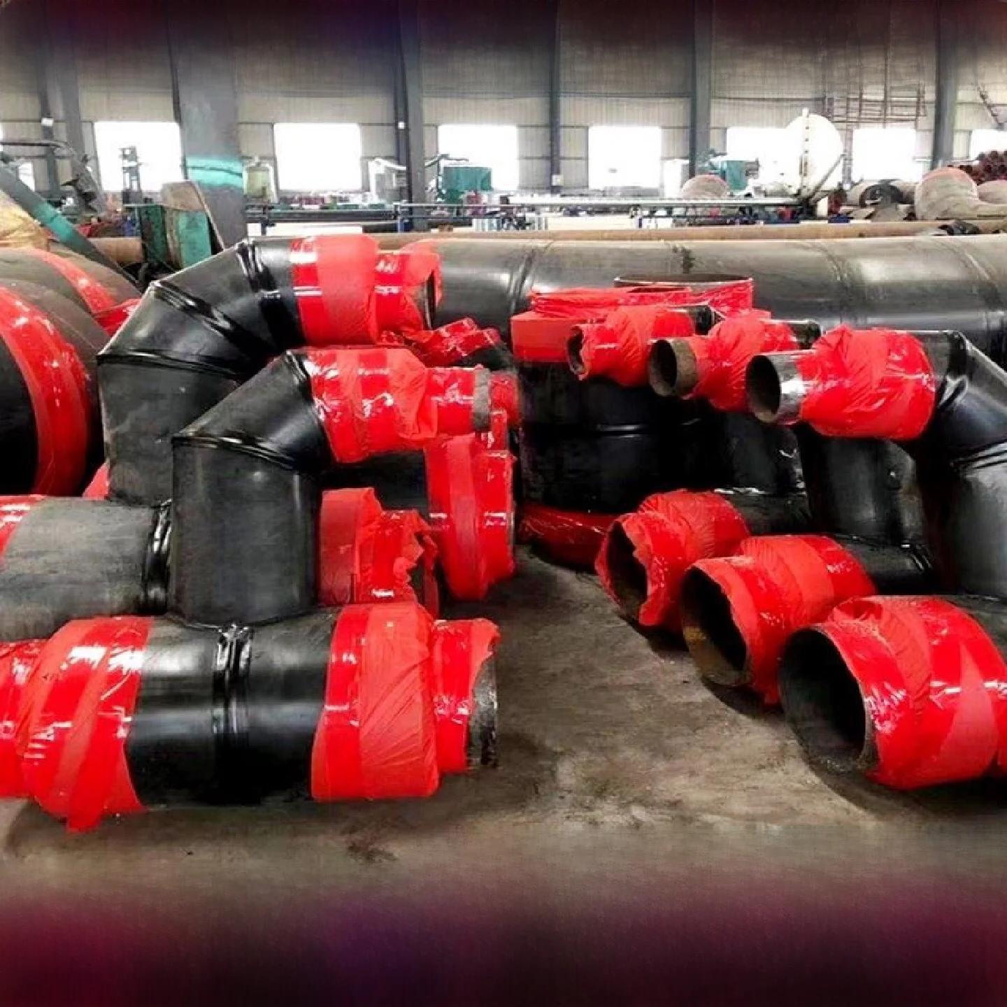 

Труба стальная большого диаметра с внешней защитой из высокоплотного полиэтилена и теплоизоляцией из пенополиуретана