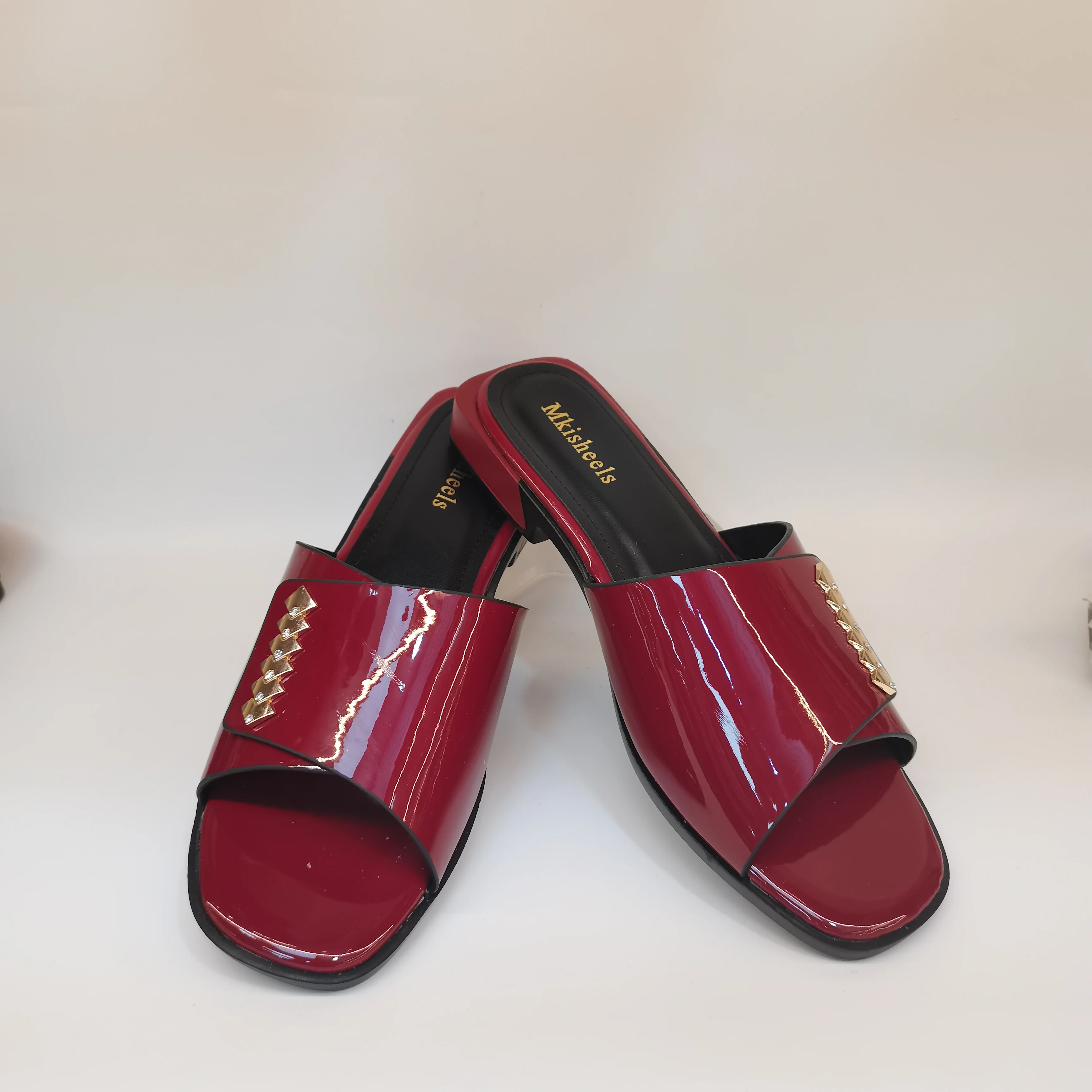 Image of Damen-Sandalen mit niedrigem Absatz und offenem Zehenbereich, modische Slip-On-Slides aus PU-Leder mit Metalldetails, Sommer-Sexy-Partykleid-Schuhe