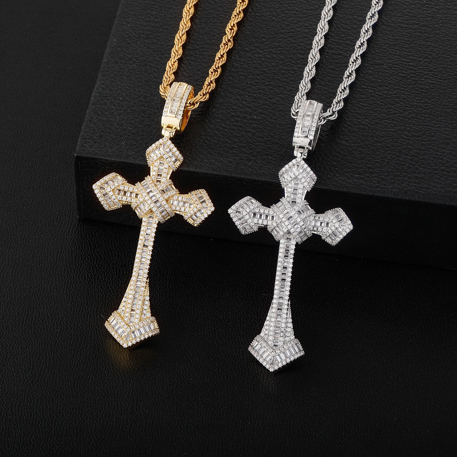 

Fashionable and Creative Christian Shiny Cross Necklace for Men and Women, Classic Hip-Hop Religious Faith Jewelry Accessories
