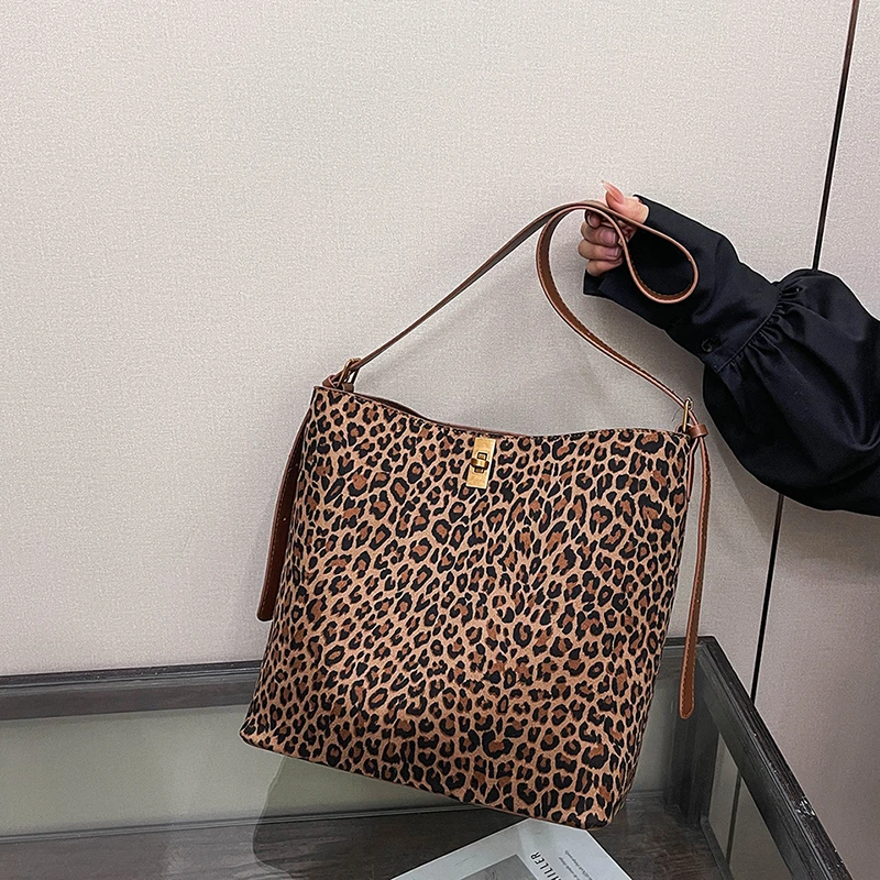 

Fashionable Letter Logo Solid Color Tote Bag Large Capacity Elegant Leather Commuter Women Practical