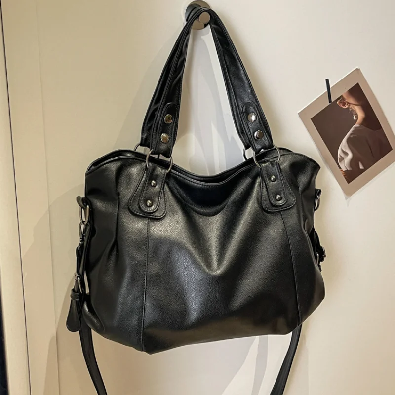 

High-end Large Capacity Women's Tote Bag 2025 New Brand Versatile Pleated Soft Leather Handbag Niche Commuter Black Shoulder Bag