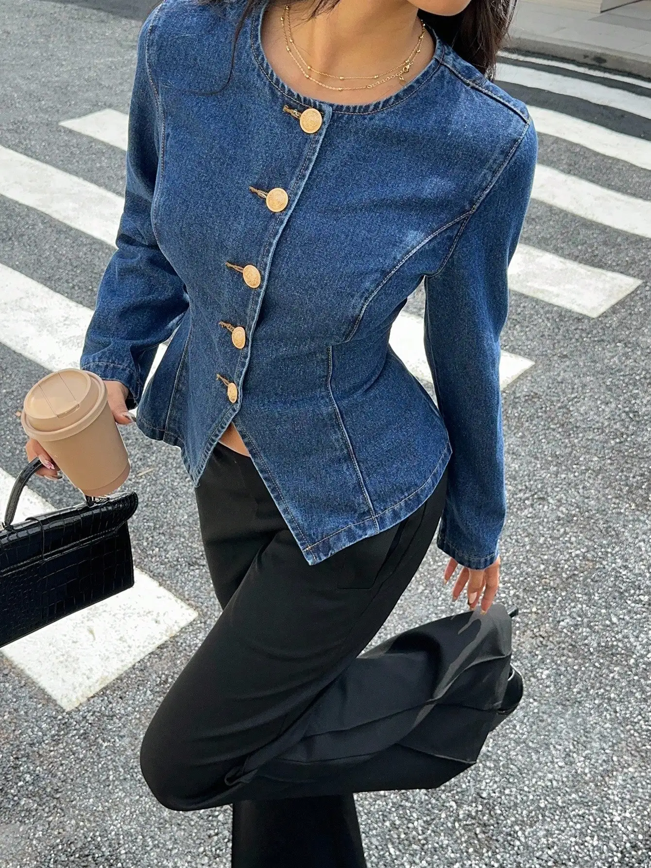 

Женская синяя джинсовая куртка с круглым вырезом, длинными рукавами, пэплумом на талии и пуговицами золотистого цвета