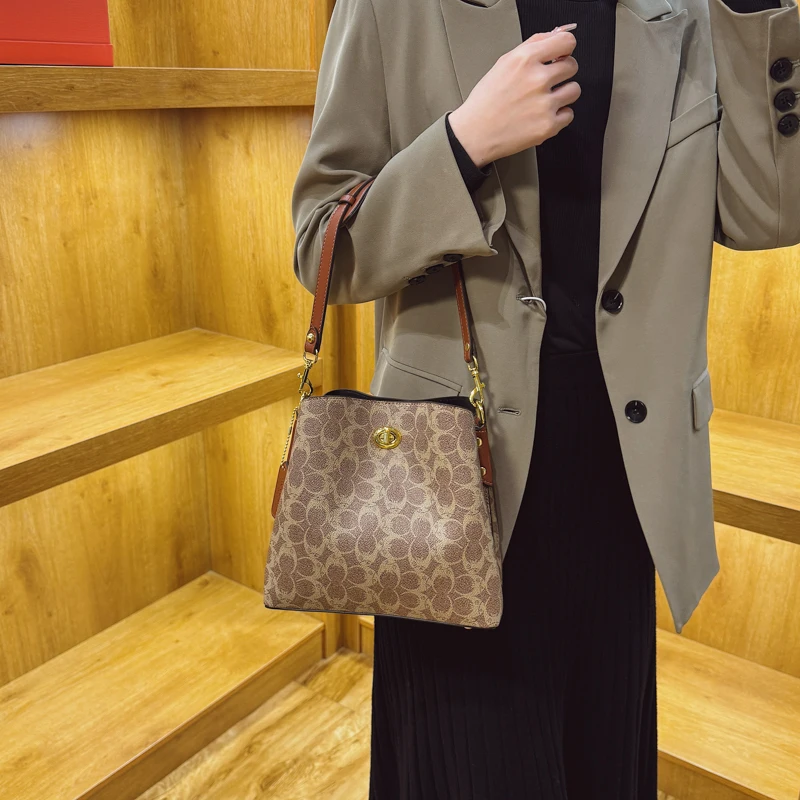 

Luxury Elegant Women Shoulder Bag Fashionable Leather Tote Bag High End Crossbody Handbag Vintage Style Classic Designer Chic