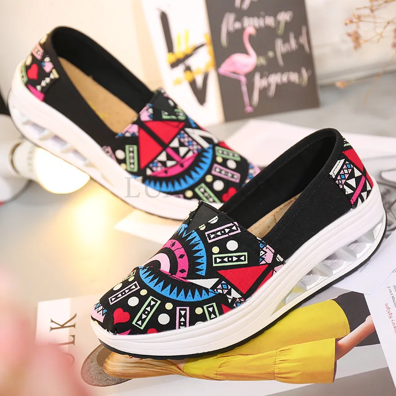 Graffiti Canvas Air Cushion for Breathable Comfortable and Cushioned Heels Fashionable Travel Shoes Women Outdoor Leisure Shoes