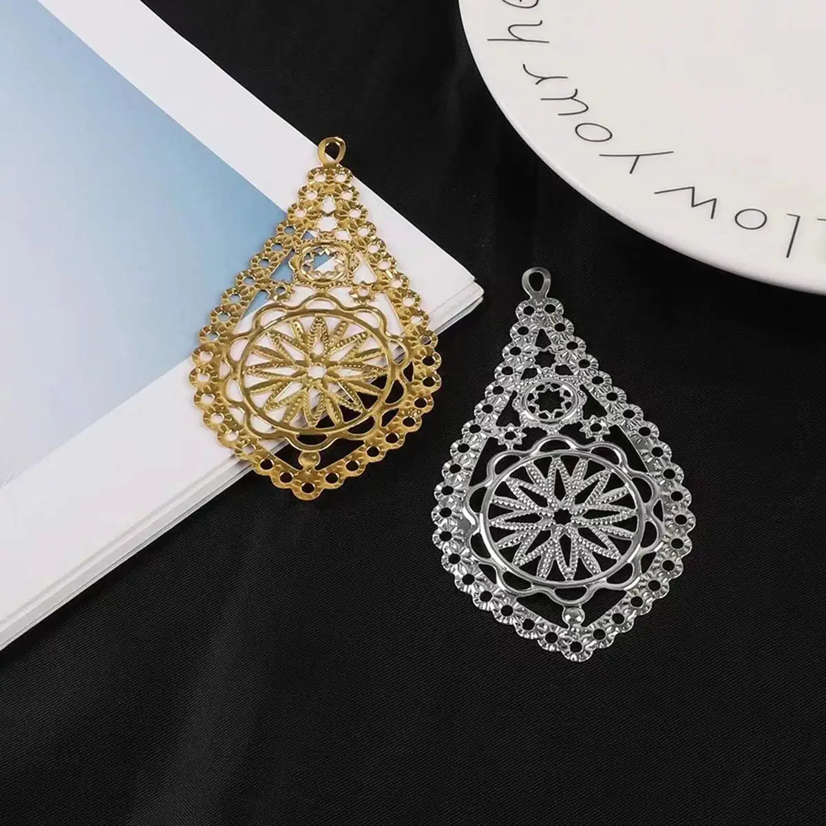 100-pieces-breloques-en-forme-de-goutte-d'eau-ajouree-motifs-floraux-en-filigrane-decorations-78x42mm-fournitures-pour-la-confection-de-bijoux-d'accessoires-de-tete-d'articles-d'artisanat-et-de-decoration-de-vetements