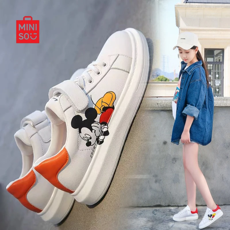 أحذية Miniso 2025 ميكي ماوس للفتيات، أحذية رياضية بيضاء من الجلد الطبيعي للأطفال على الطراز الكوري ملابس غير رسمية