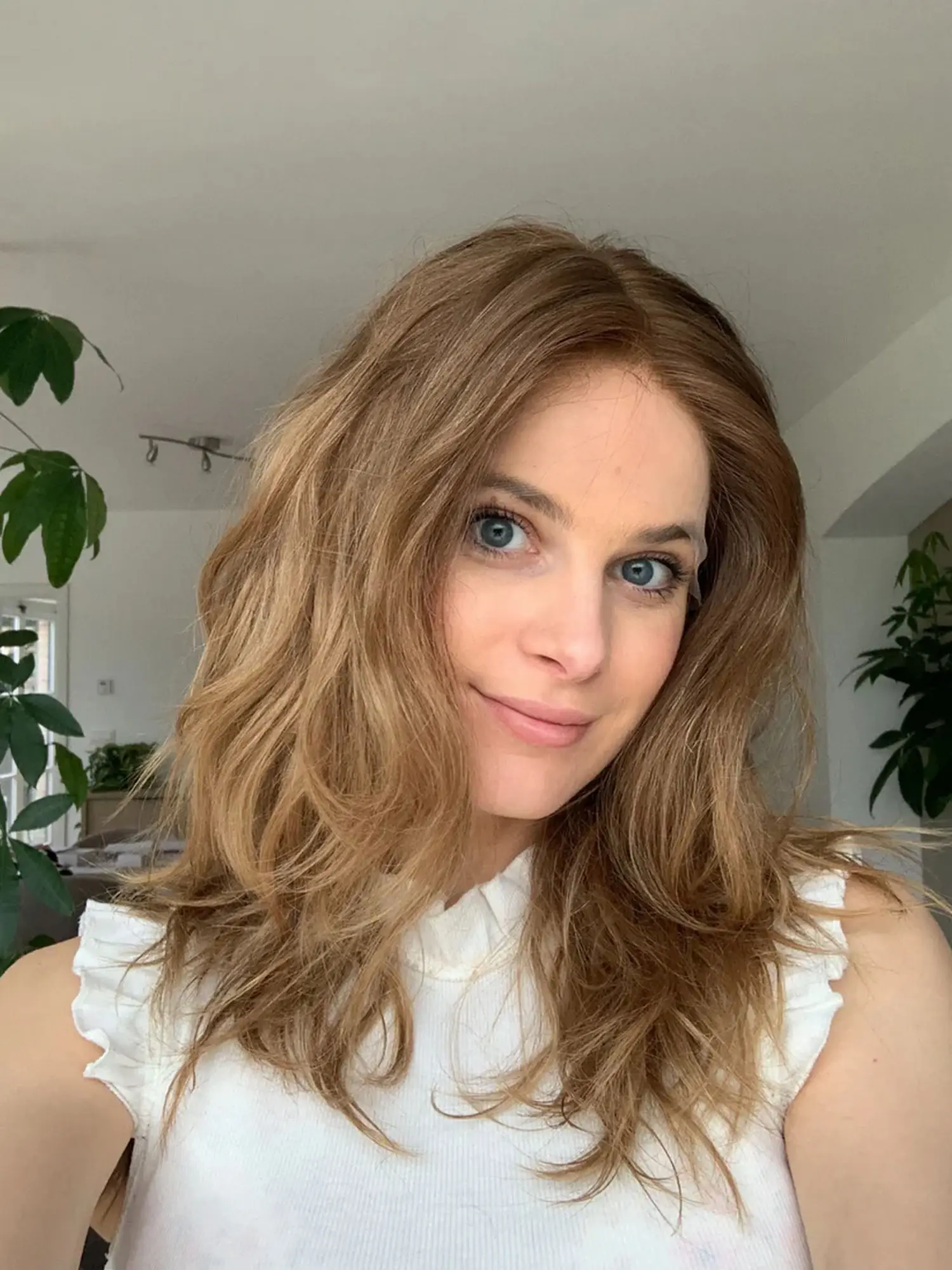 부드러운 허니 블론드 합성 레이스 탑 가발 (어두운 뿌리, 어깨 길이 웨이브, 고품질 13*4 HD 인비저블 레이스 가발, 새로운 스타일)