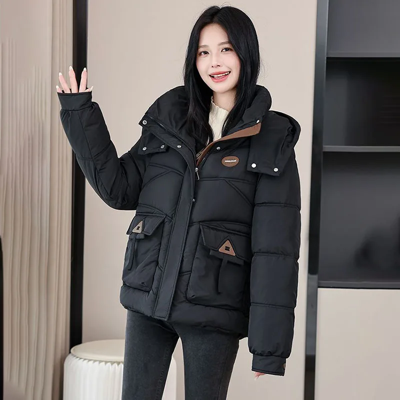 เสื้อแจ็คเก็ตผ้าฝ้ายสำหรับฤดูหนาว แจ็คเก็ตผ้าฝ้ายบุนวมสำหรับผู้หญิงแบบใหม่ ทรงหลวม หนา อุ่น มีฮู้ดถอดได้ เสื้อคลุมกันหนาวแบบมีซับใน