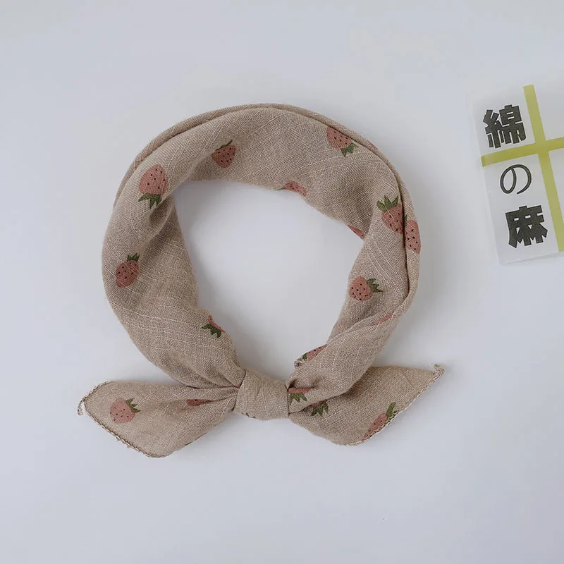 

Soft children's strawberry cotton-linen square towel42x42cmBreathable, sweat-absorbing scarf, headscarf, saliva