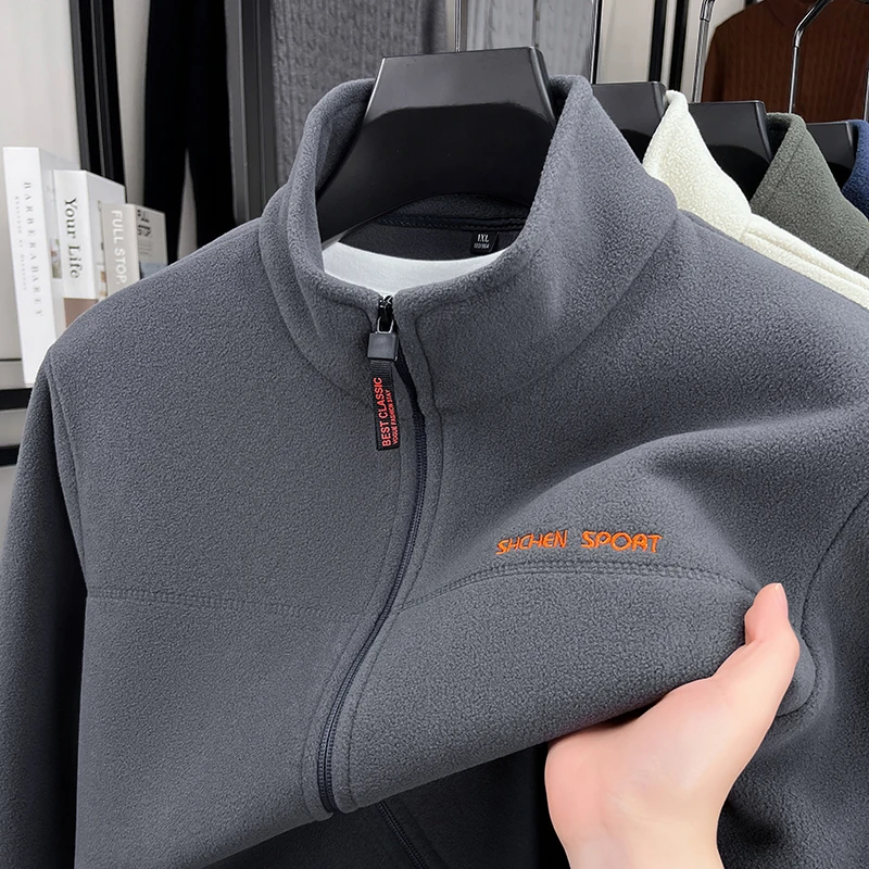 Felpa calda in velluto di marca di fascia alta da uomo 2025 inverno nuova giacca di design con ricamo a lettera di lusso cappotto caldo con cerniera casual allentato