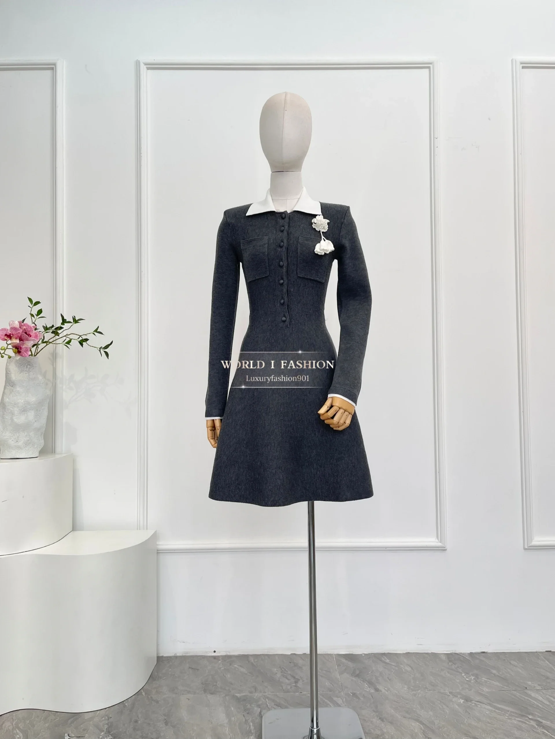 Mini abito da donna elegante con pieghe ritagliate a maniche lunghe grigio di alta qualità