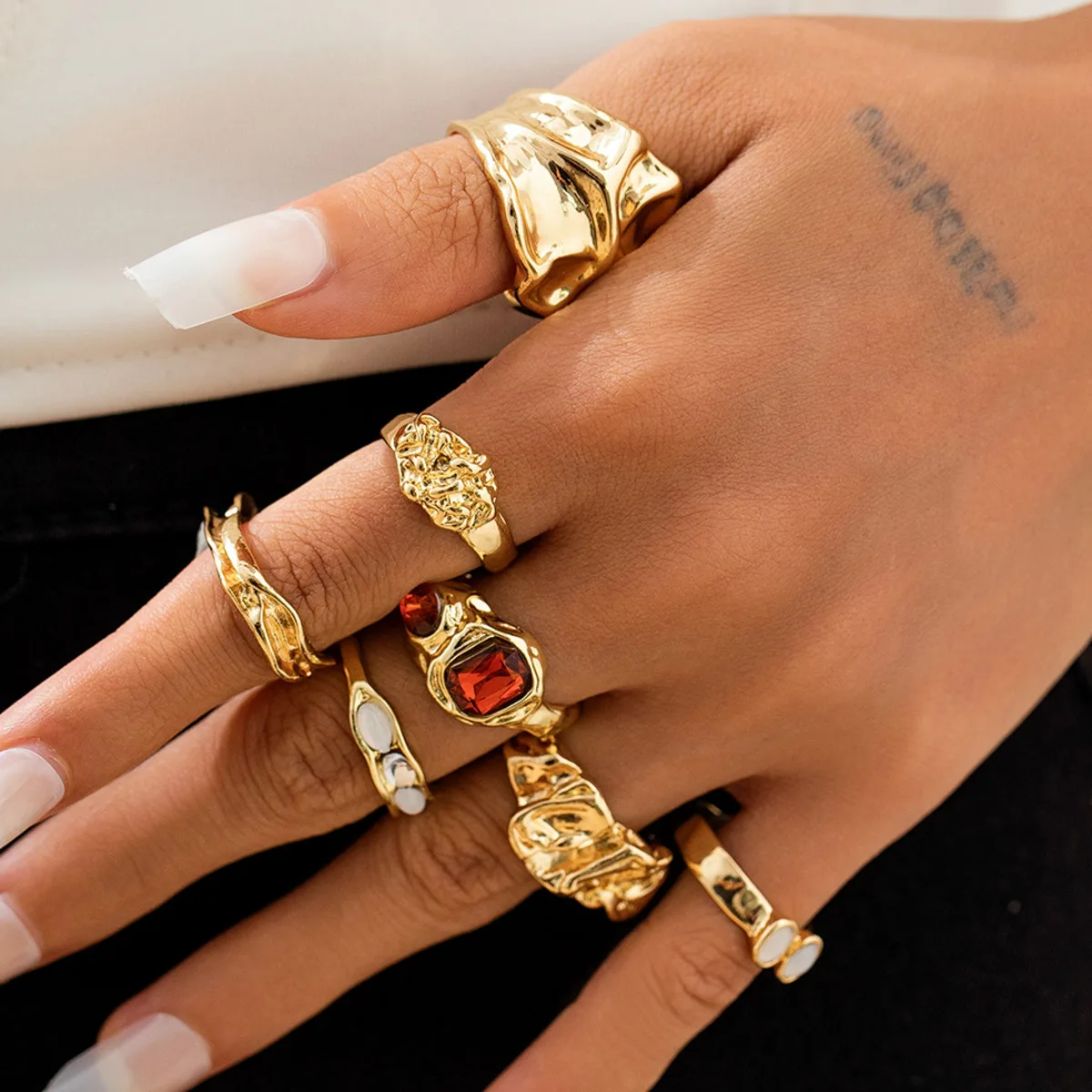 Ingemark 7Pcs/Set Vintage Irregular Folded Surface Open Rings dla kobiet Goth Red Rhinestone Finger Rings Wed Bridal Jewelry Gift