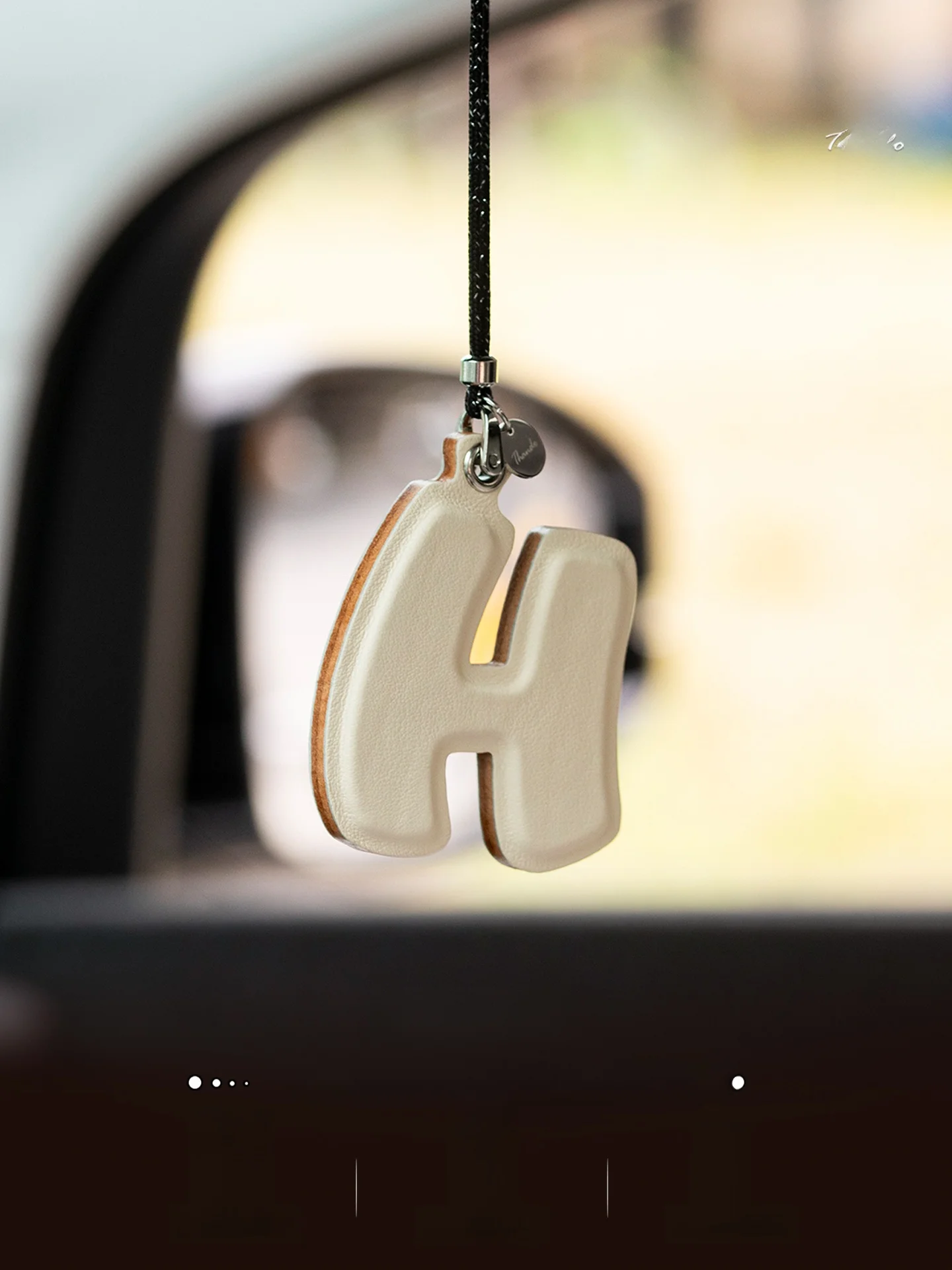 thando-handmade-letter-leather-pendant-creative-high-end-bag-accessory-decorative-hanging-ornament-for-vehicles