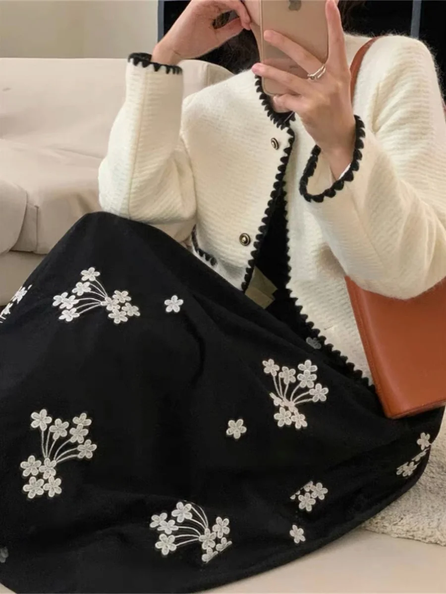 

Юбка из бархата с объемной вышивкой, повседневная, для города, женская, со средней талией, стандартного кроя, для прогулок и отдыха