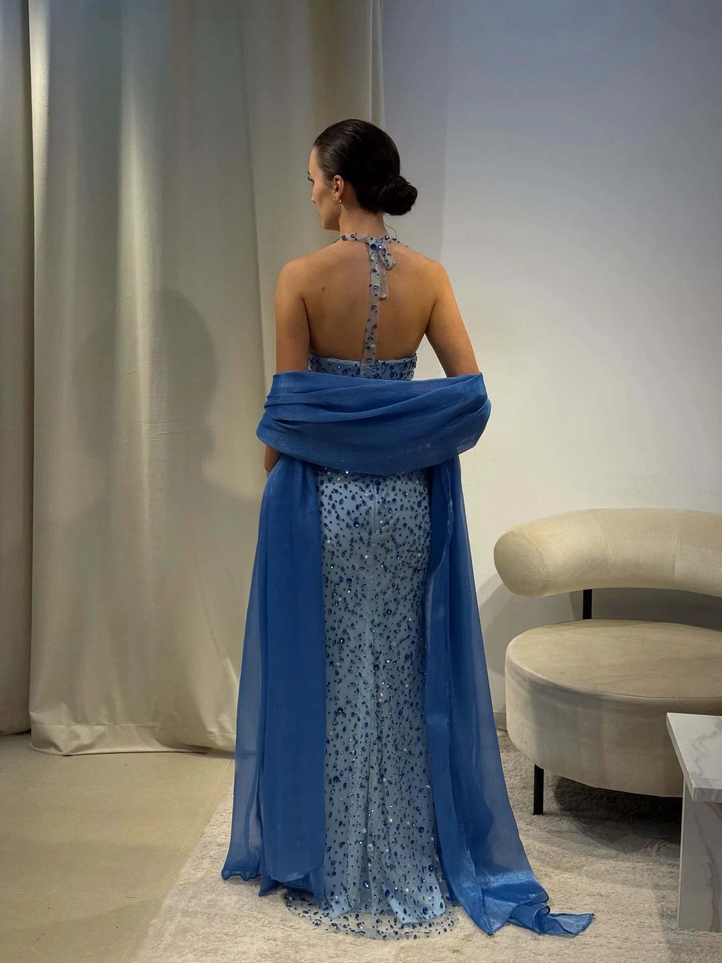 Sharon Said Blaues Etuikleid mit Cape, Luxuriöses Kristall-Neckholder-Rückenfreies Abendkleid für Damen, SS715 Maßanfertigung – Detail 6