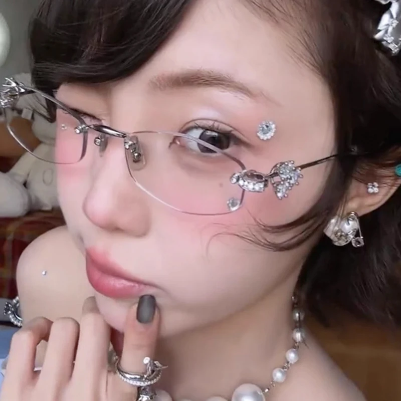 Gafas sin marco a la moda para mujer, montura de gafas de moda con tachuelas de diamantes personalizadas de cara pequeña, estilo puro deseo de alta gama