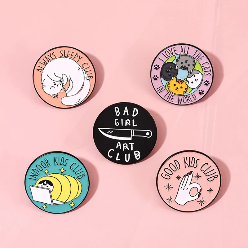 Broche de gatos dos desenhos animados para crianças, Bad Girl Art Enamel Pins, Crachás divertidos para amigos, Presente de joias redondas