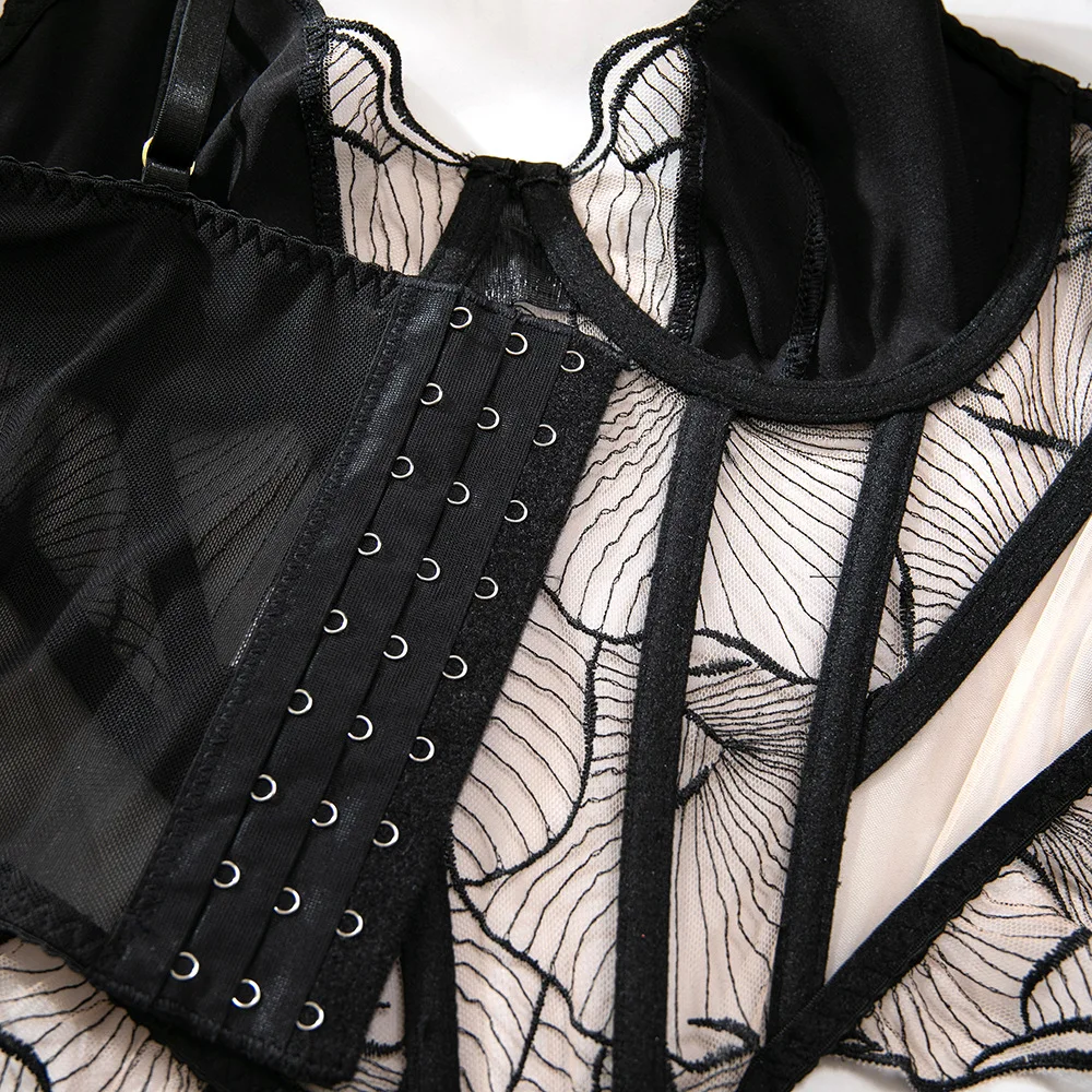 Body corsé negro elegante y romántico, con encaje floral transparente, detalles de volantes, espalda ajustable con cordones y cintura ceñida, lencería moldeadora.