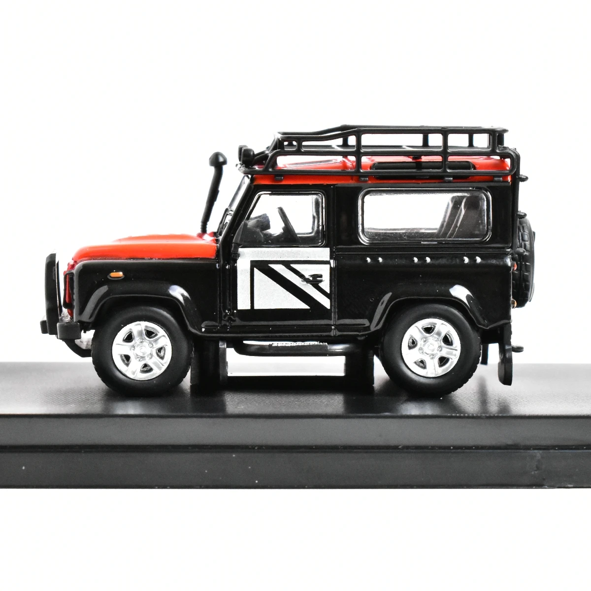 Master 1:64 The Defender 90 Diecast Model Car