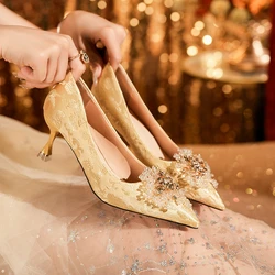 Tacchi alti dorati donna stile cinese tacchi bassi a punta scarpe da sposa da sposa scarpe da ballo per feste gialle scarpe a spillo con decorazioni in cristallo