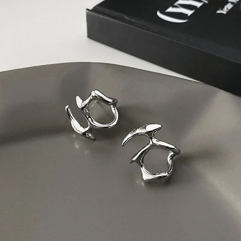 Cyberpunk Liquid Metal Stud Earrings Curved Piercing Jewelry Futuristic Silver Spikey Conch Stud Gothic Grunge Unisex Stud