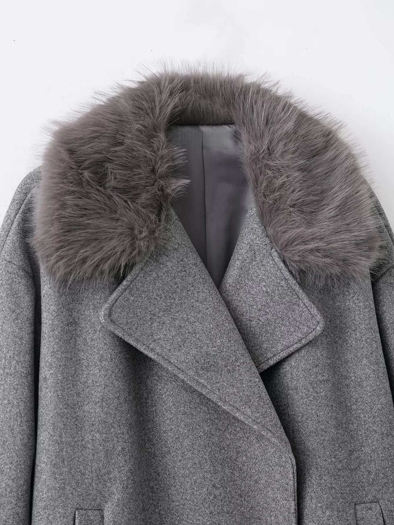 معطف نسائي جديد لخريف 2025 فضفاض غير رسمي ومزاجي وأكمام طويلة بتأثير من الفرو الصناعي معطف مرقع