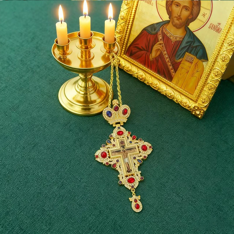 Vergoldetes Orthodoxes Brustkreuz mit blauer Kristalleinlage und Kruzifix-Ikone, Hochwertiger liturgischer Schmuck für Priester in der Kirche – Detail 11