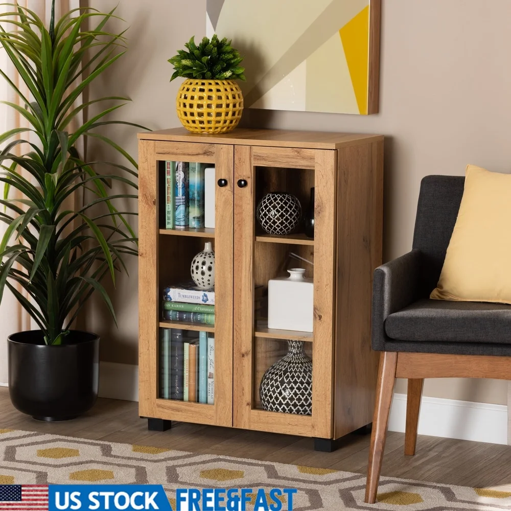 

Современный шкаф для хранения из дубового коричневого дерева со стеклянными дверцами. 2-дверный дизайн. Трехмерные полки. Требуется сборка для внутреннего использования.