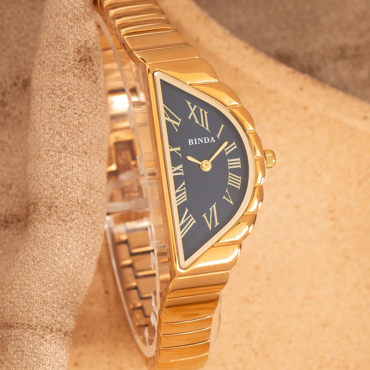 ساعة كوارتز نسائية من Binda - مينا بيضاء منحنية، مؤشر روماني نصف دائري، مقاومة للماء حتى 30 مترًا، مجموعة علب هدايا أنيقة