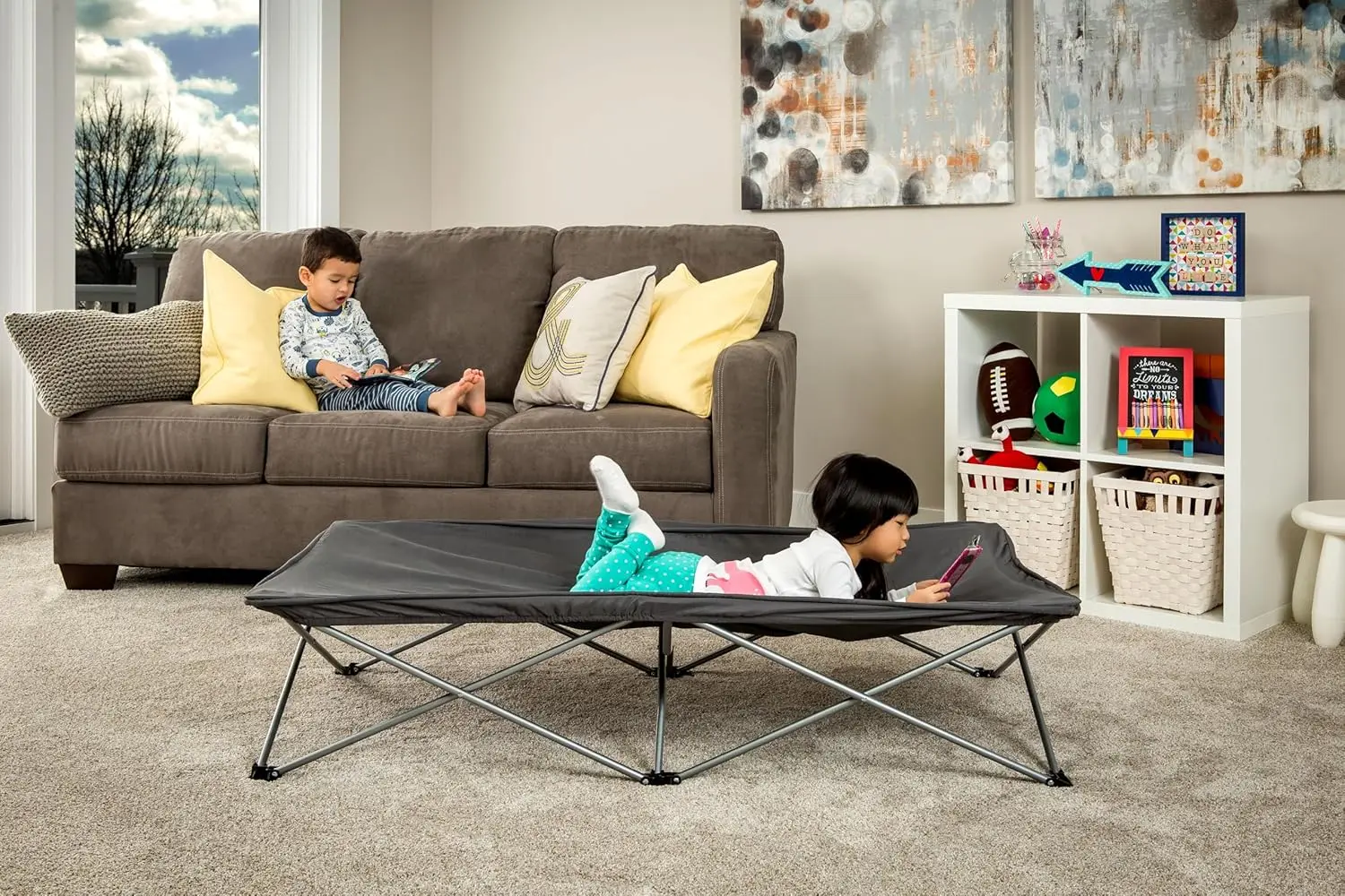 سرير أطفال محمول طويل جدًا باللون الرمادي مقاس 54 × 28 × 12 بوصة سرير سفر قابل للطي للأطفال من سن 2 إلى 8 سنوات