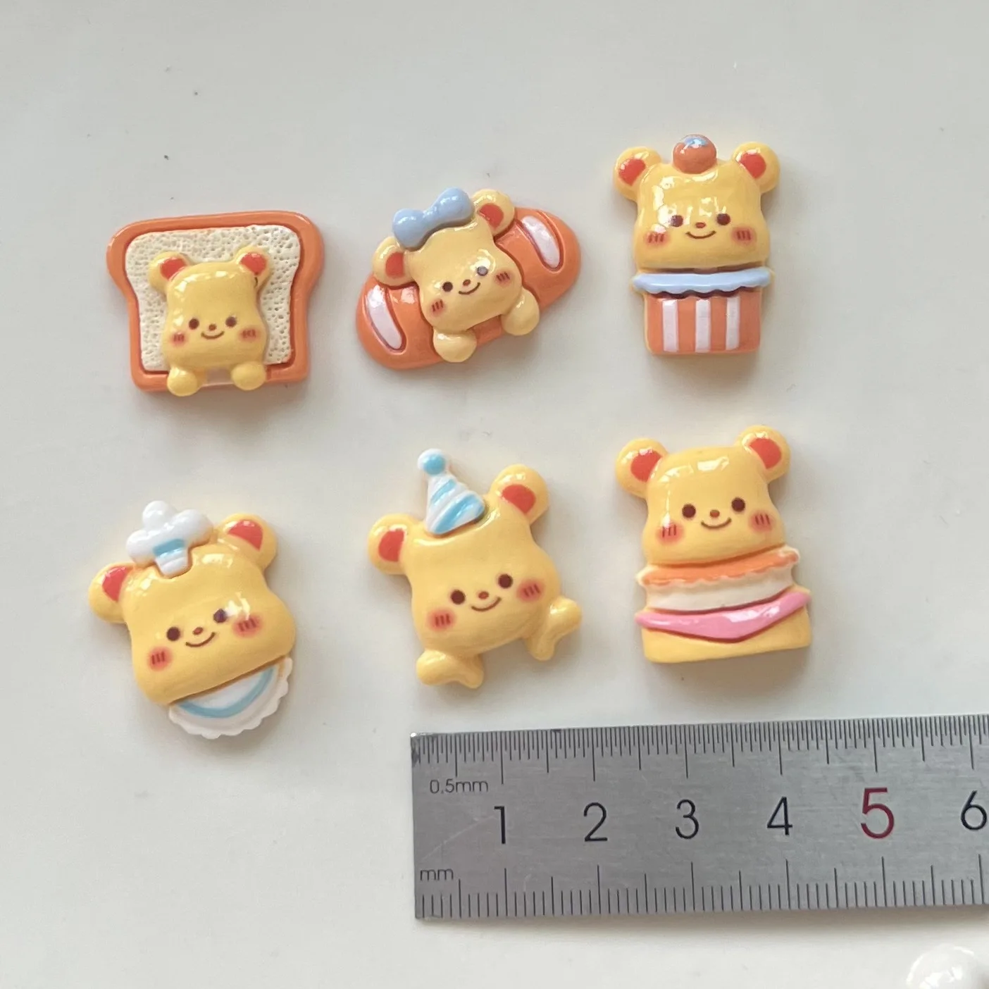 Mini urso amarelo bonito, série dos desenhos animados, resina flatback cabochões, materiais de artesanato diy, jóias fazendo encantos, 5pcs