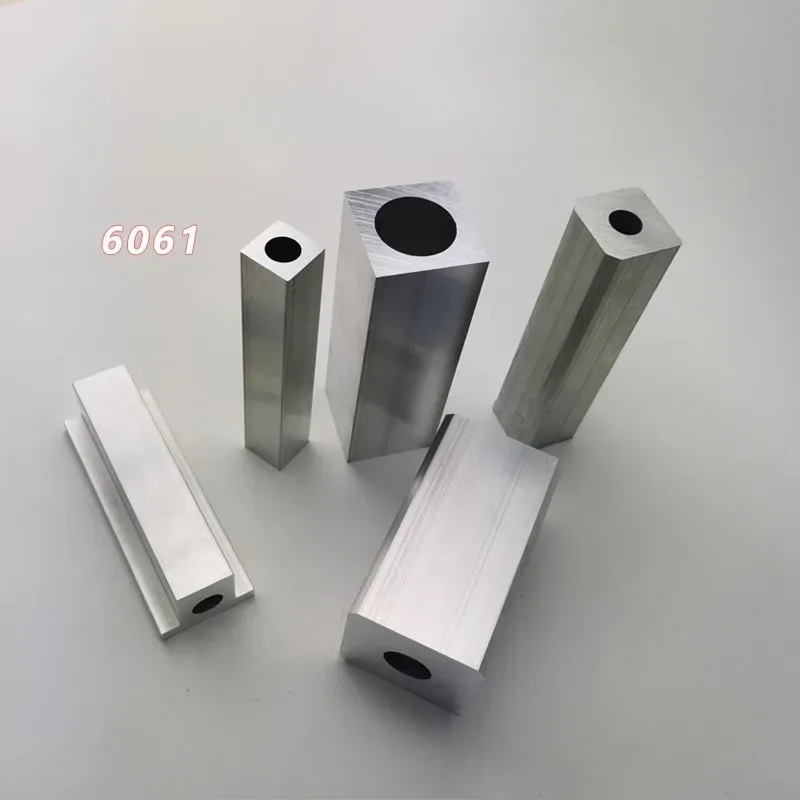 外側が正方形、内側が円形のアルミニウム管。6061al材。diy用。サイズ：20x20mm～40x40mm。