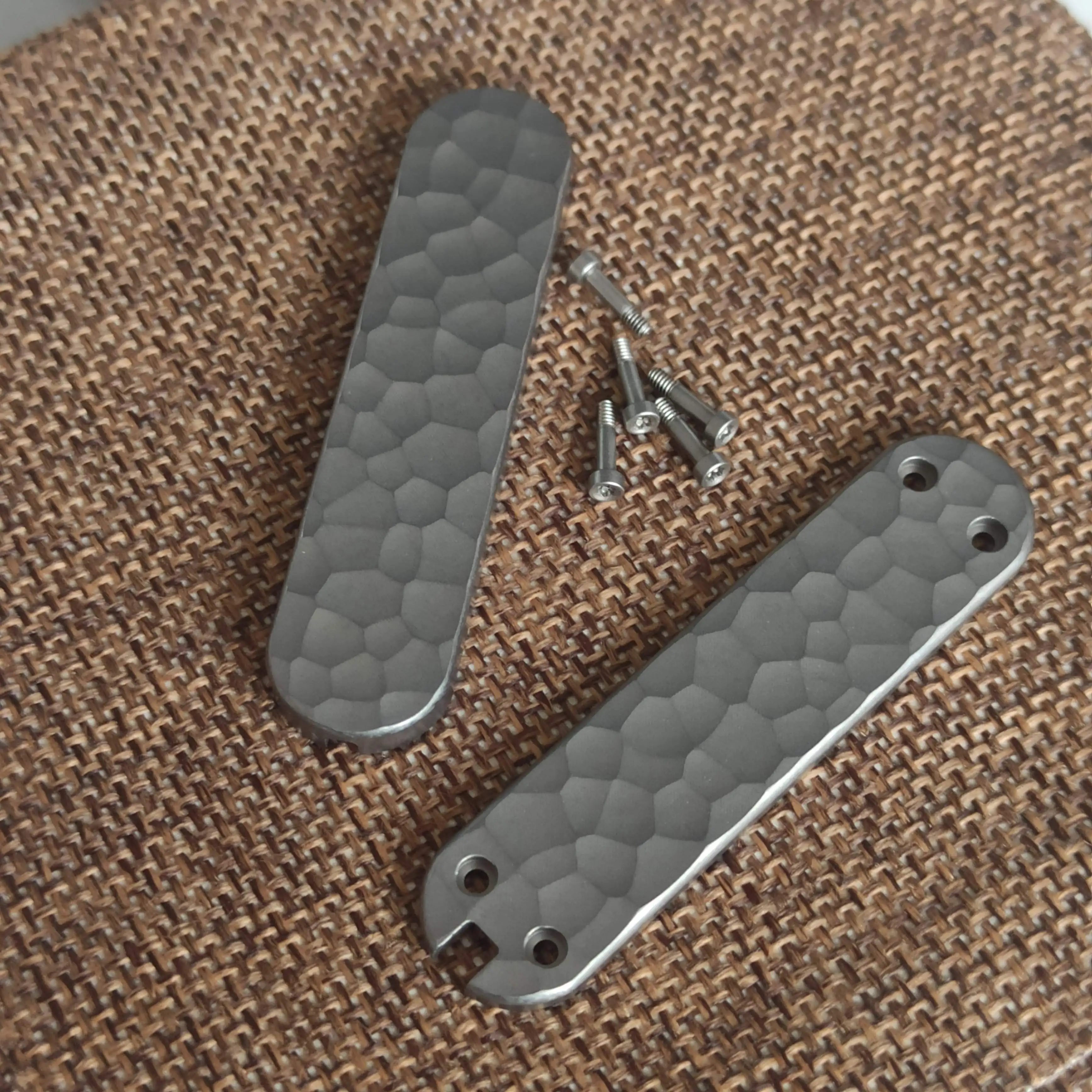 1 Paar TC4 Titan-Griffschalen mit Stiftschlitz für 58 mm Victorinox Schweizer Taschenmesser, DIY-Ersatzzubehör – Detail 4