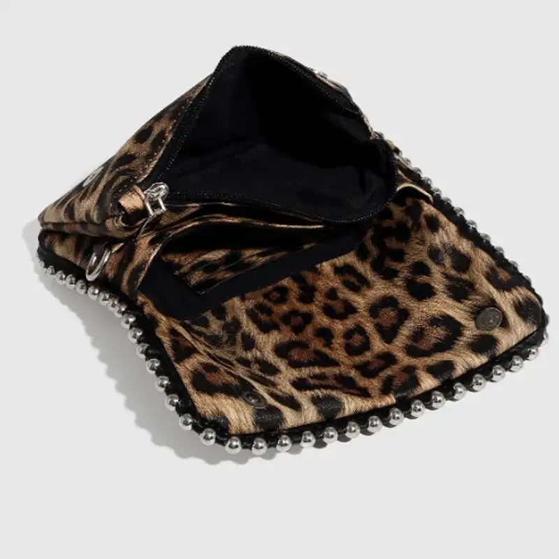 2025 otoño nueva moda y versátil estampado de leopardo hombro de gama alta cadena de perlas bolso cruzado Casual