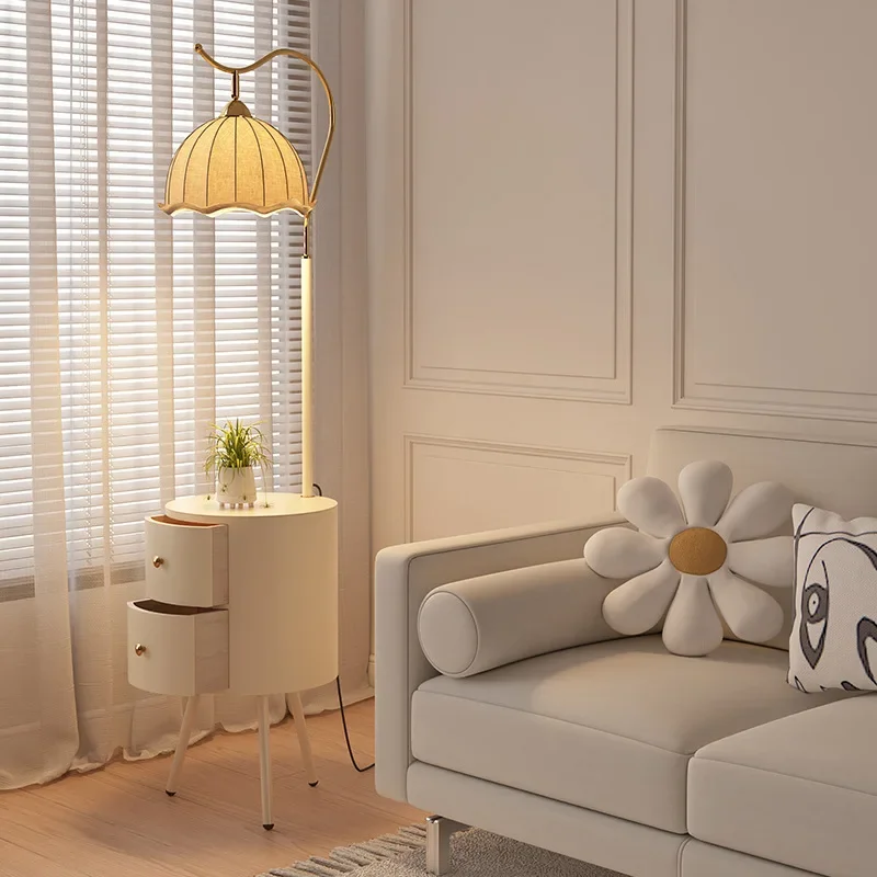مصباح أرضي، غرفة معيشة، طاولة قهوة بجوار الأريكة، مصباح رأسي، غرفة نوم من الخشب الصلب