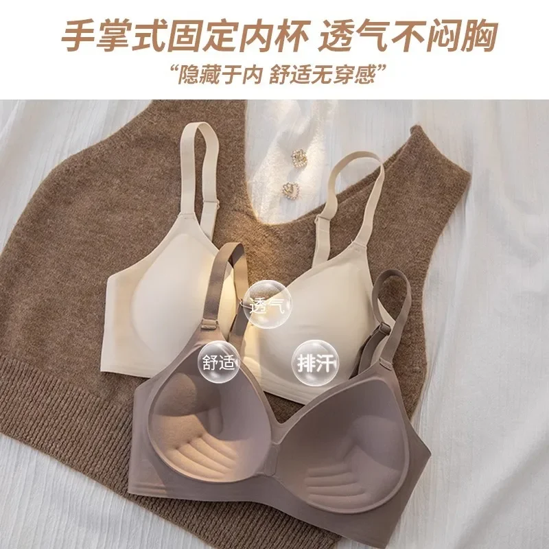 I seni piccoli delle donne della biancheria intima di espansione raccolgono e mostrano reggiseni grandi, senza tracce, seni chiusi, reggiseno a coppa fissa anti-cedimento