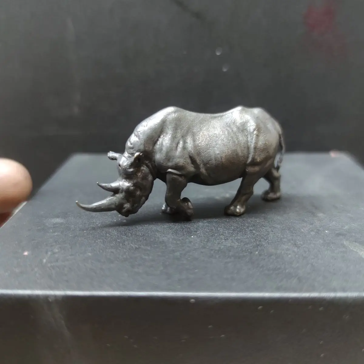 Figurine Creative Black Pure Copper Model Animal Rhinoceros Gifts Statue Tabletop Penholder for Office Home Ornament Statue Toys