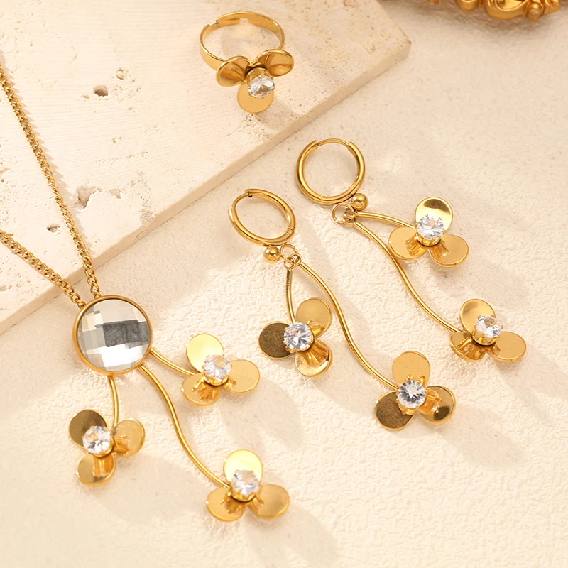EILIECK Goldener Edelstahl-Schmuckset mit Schleife und Funkelnden Kristallen: Halskette, Armreif, Ohrringe, Ring - Trendiger Schmuck für Frauen als Geschenk – Detail 11