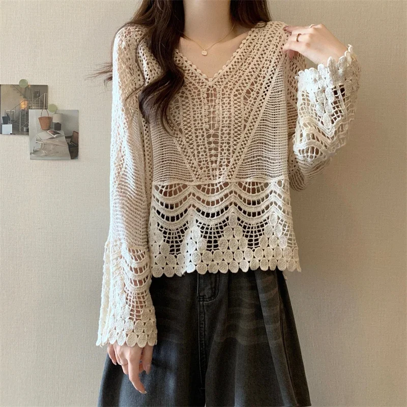 Długi rękaw w stylu boho, szydełkowa bluzka damska z ażurowym wzorem, dekolt w serek, koronkowa bluzka, idealna na wiosnę, lato, wakacje i plażę.