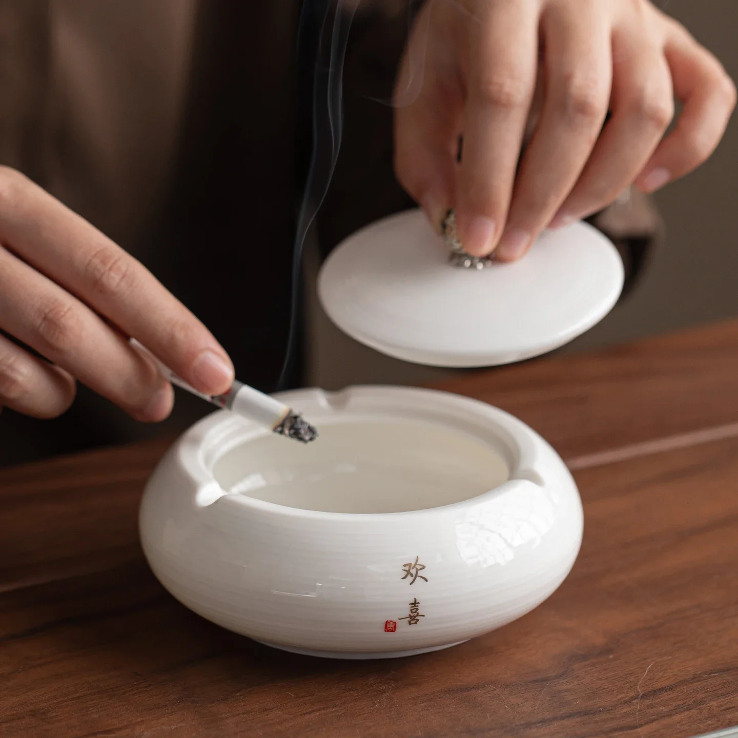 Home Suet Jade Porcelain Ashtray Office Home Simple White Creative Ceramic Ashtray Anti-fly Ash Desktop Ornaments