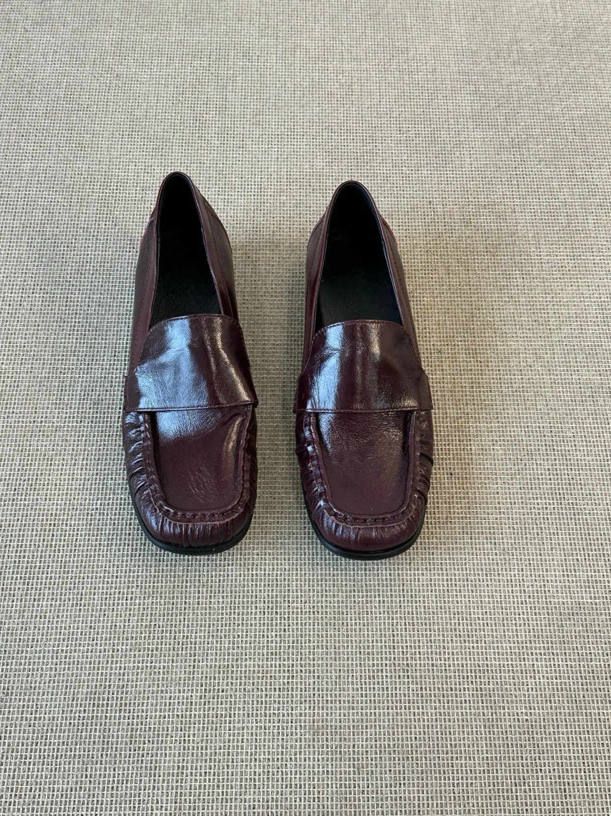 Mocasines de charol burdeos para mujer con correa clásica, punta cuadrada, estilo retro atemporal para la oficina y el día a día, sofisticados