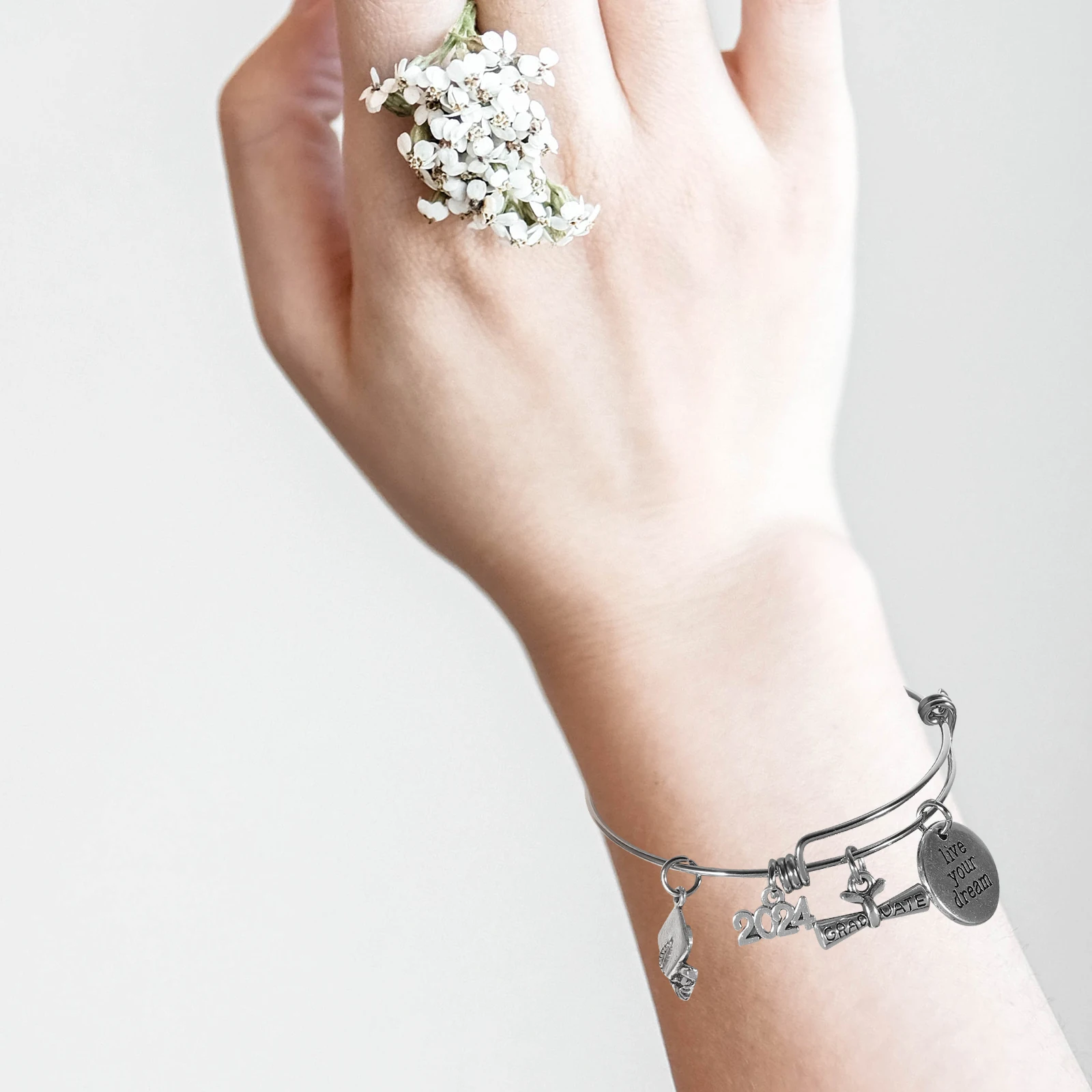 

2024 Graduation Bracelets Decorative Adjustable Zinc Alloy Graduate Charms for Women Girls Class of 2024 Gifts