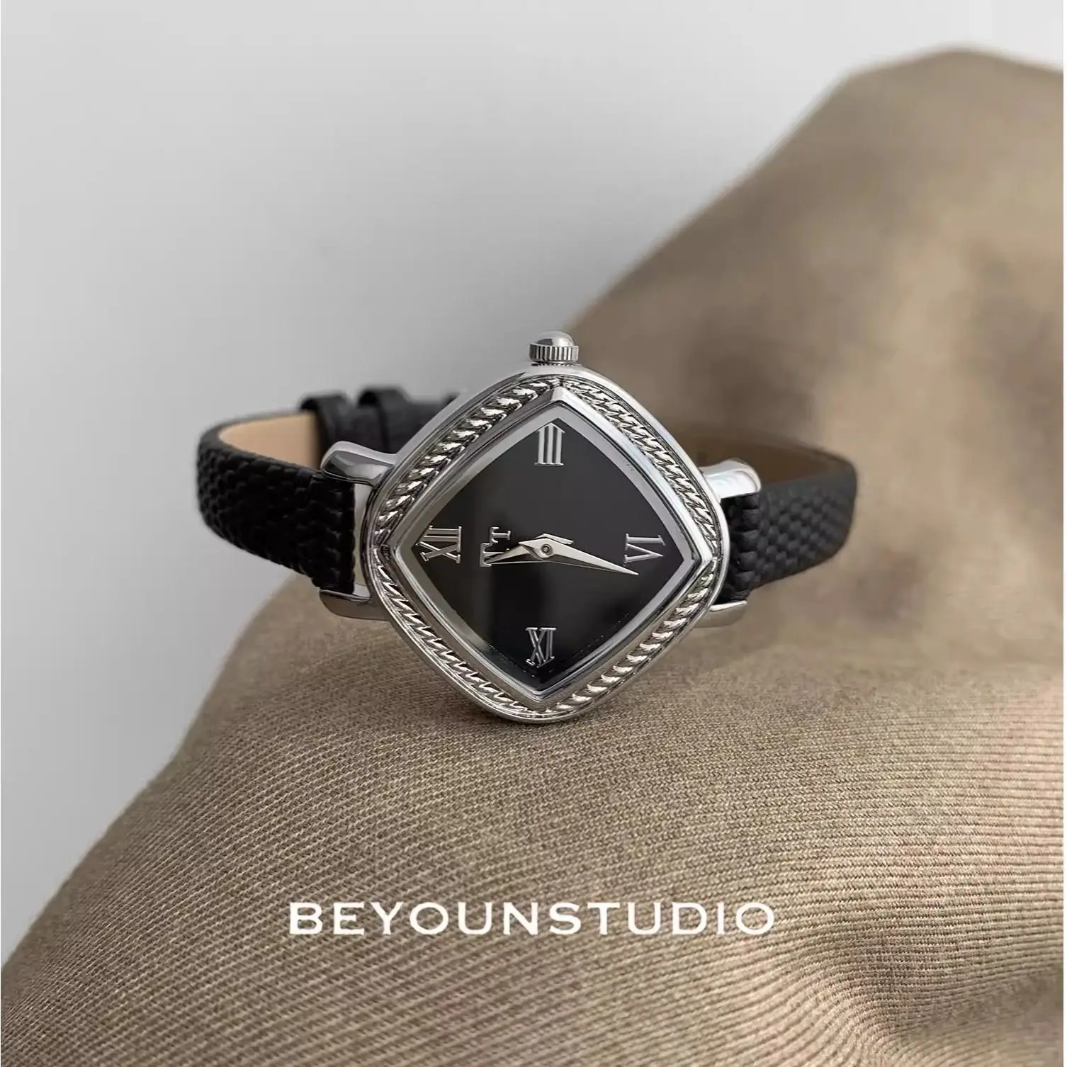 New Design Women'S Leather Strap Watch With Wheat Ear-Shaped BezelVintage Style High-End Quartz Watch, A Perfect Gift For Women.