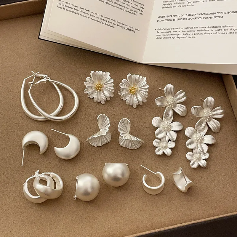 

Trendy Women Earrings Matte Brushed Silver Color Metal Flower Stud Earrings for Women Geometric Daisy Earrings Hair Accessories