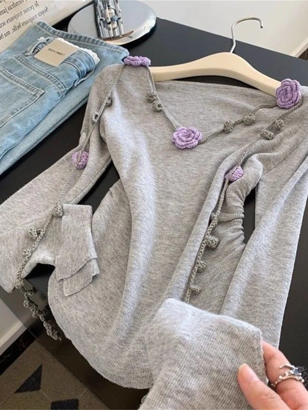

Gray 3D Flower Design V-Neck Bell Sleeve Women's Long Sleeve Top Waist Cinched Unique Style Korean Fashion plus Size Inner Wear