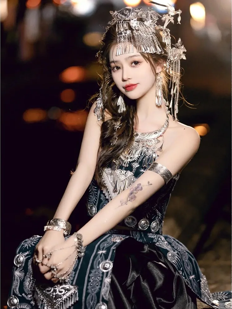 

Classic batik strapless ribbon long dress for women in ethnic costumes exotic performance and travel outfits