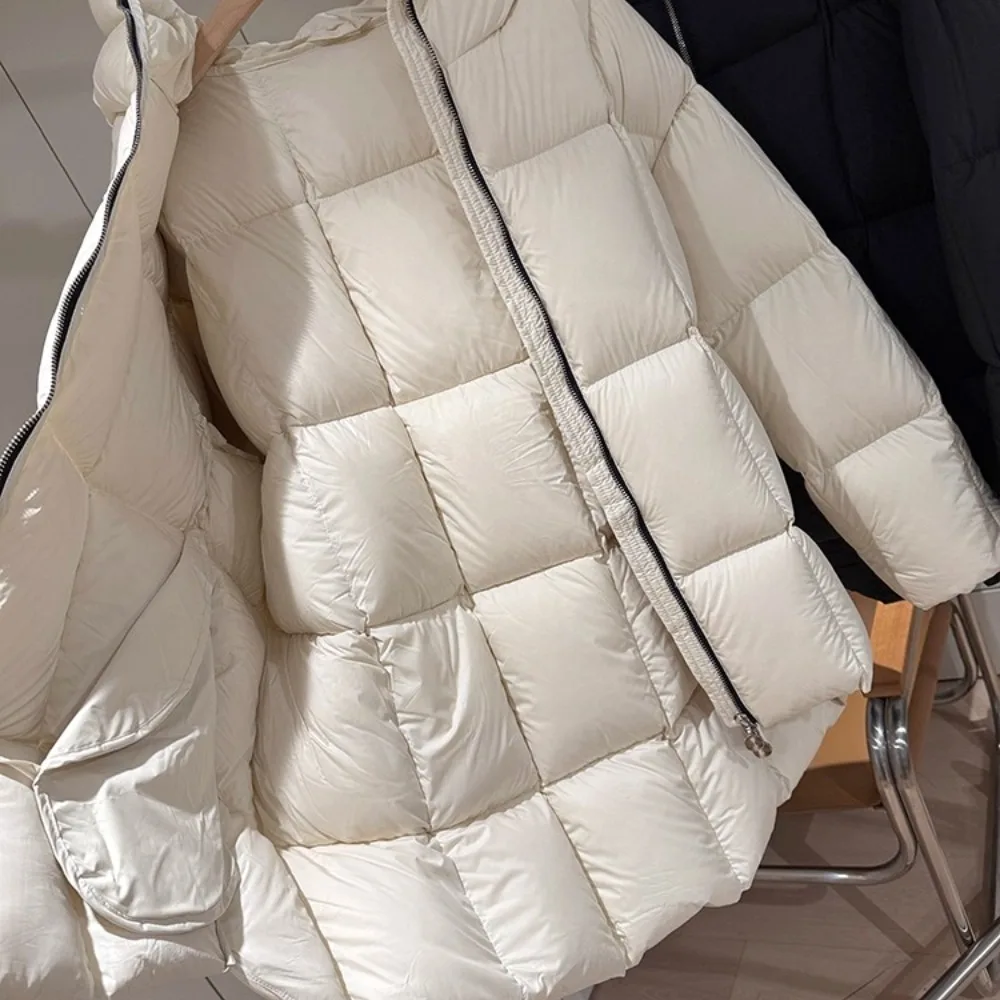 النساء 2025 الخريف الشتاء سميكة الأبيض بطة أسفل سترة نمط جديد خفيفة للغاية كريم نفخة مثل سستة الخبز معطف فضفاض غير رسمي