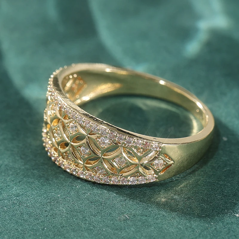 Exquisiter goldfarbener, mit weißen Steinen und CZ-Steinen besetzter Damenring, geometrisch, hohl, für den täglichen Gebrauch, Partyschmuck – Detail 2