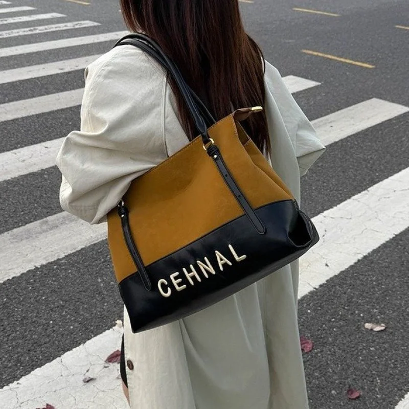 

Women's Handbag Made Of Glen-Printed Leather Boasting Tirana Commuter Vintage Spacious Daily Look​