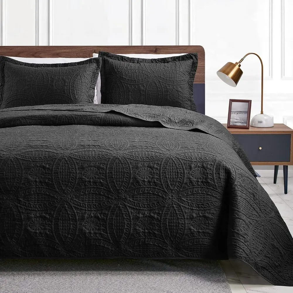 

Черный легкий комплект постельного белья King Size - современный стиль, 3 предмета: покрывало и наволочки